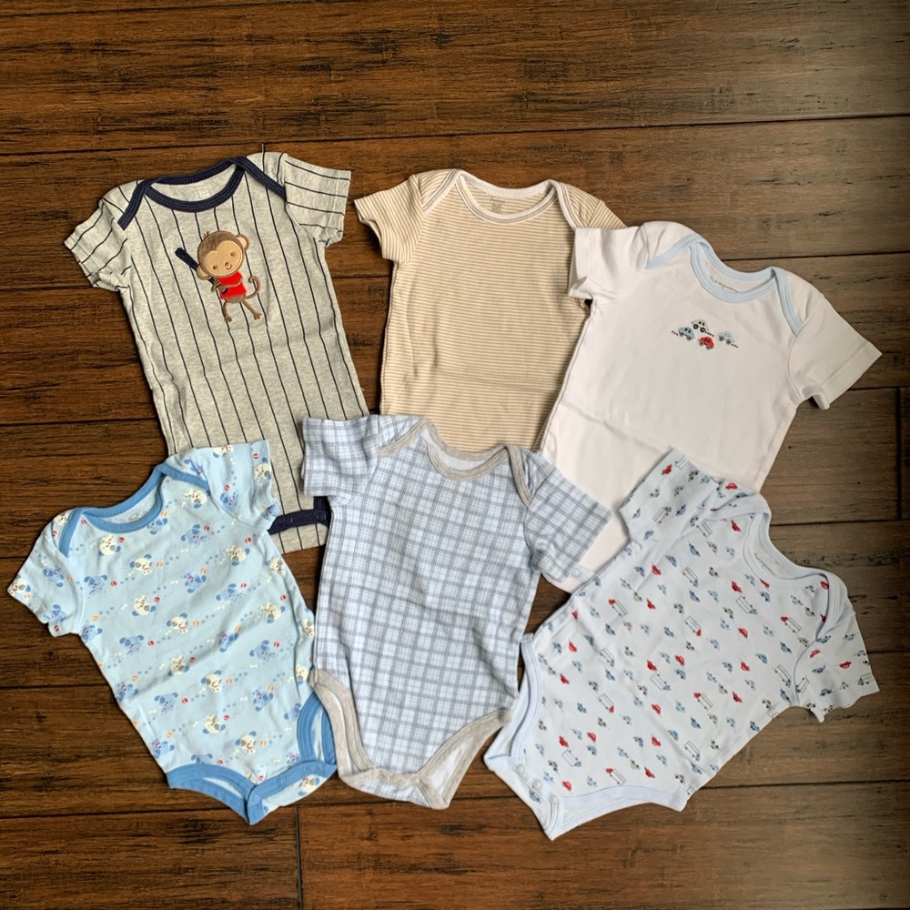 Lot of 6 onesies/bodysuits (Mixed Brands)